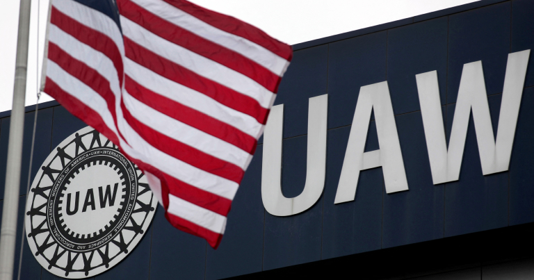 პროფკავშირი — UAW აშშ-ში 12 ავტომწარმოებლის მუშაკების გადაბირებას გეგმავს
