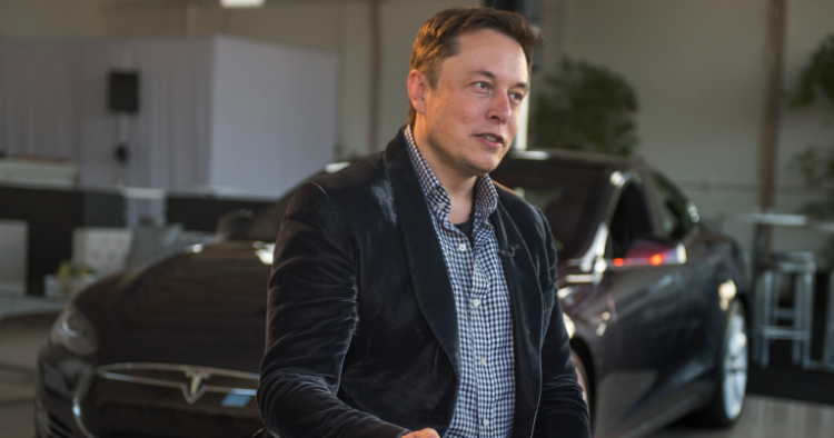 ილონ მასკი ამბობს, რომ Tesla რობოტაქსის აგვისტოში წარადგენს